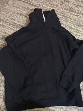 ALO Yoga Men's Black Crewneck Pullover